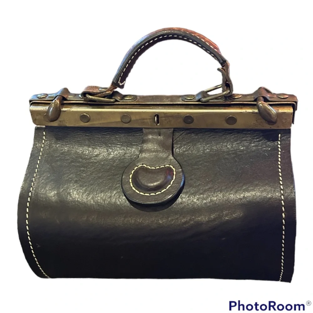The Doctor’s Bag - Picture 1 of 17